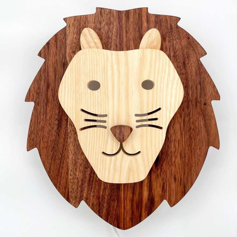 Houten wandlamp Leo de leeuw