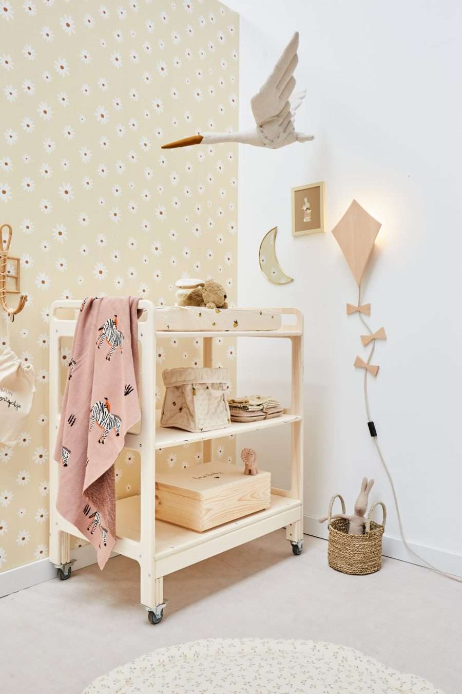 houten wandlamp met vlieger voor de kinderkamer