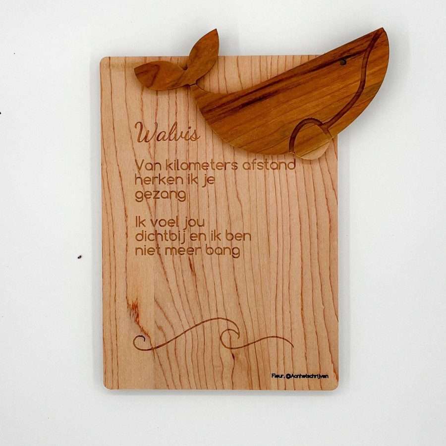 Walvis gedicht op hout met houten walvis
